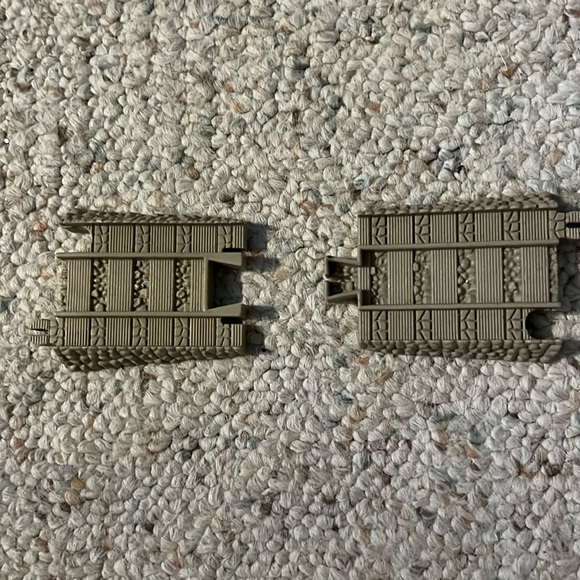 Thomas the tank engine, 2 piece transition between blue and brown track - Picture 1 of 3